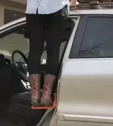 דוושת וו למכונית לטיפוס קל ונוח.