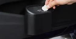 פח אשפה המתחבר לדלת הרכב.